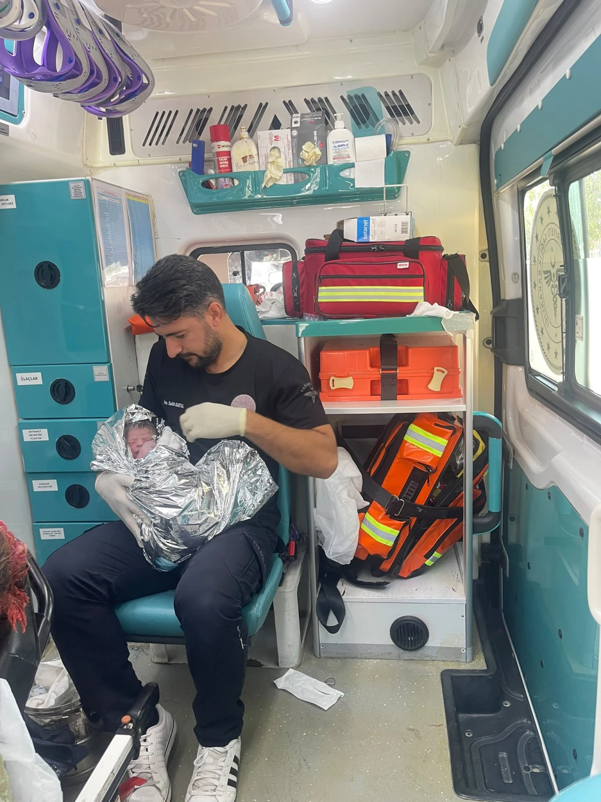 112 EKİPLERİNDEN ARA&Ccedil; İ&Ccedil;ERİSİNDE BAŞARILI DOĞUM M&Uuml;DAHALESİ.