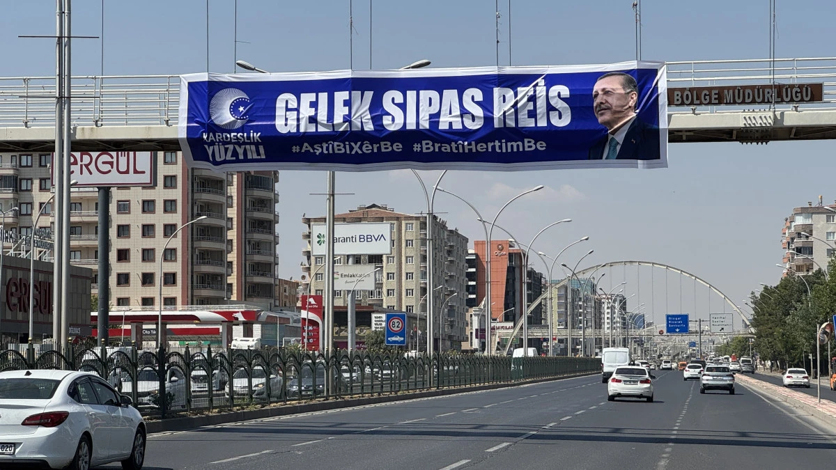 AK Parti Gen&ccedil;lik Kollarından Cumhurbaşkanı Erdoğan'a pankartla teşekk&uuml;r