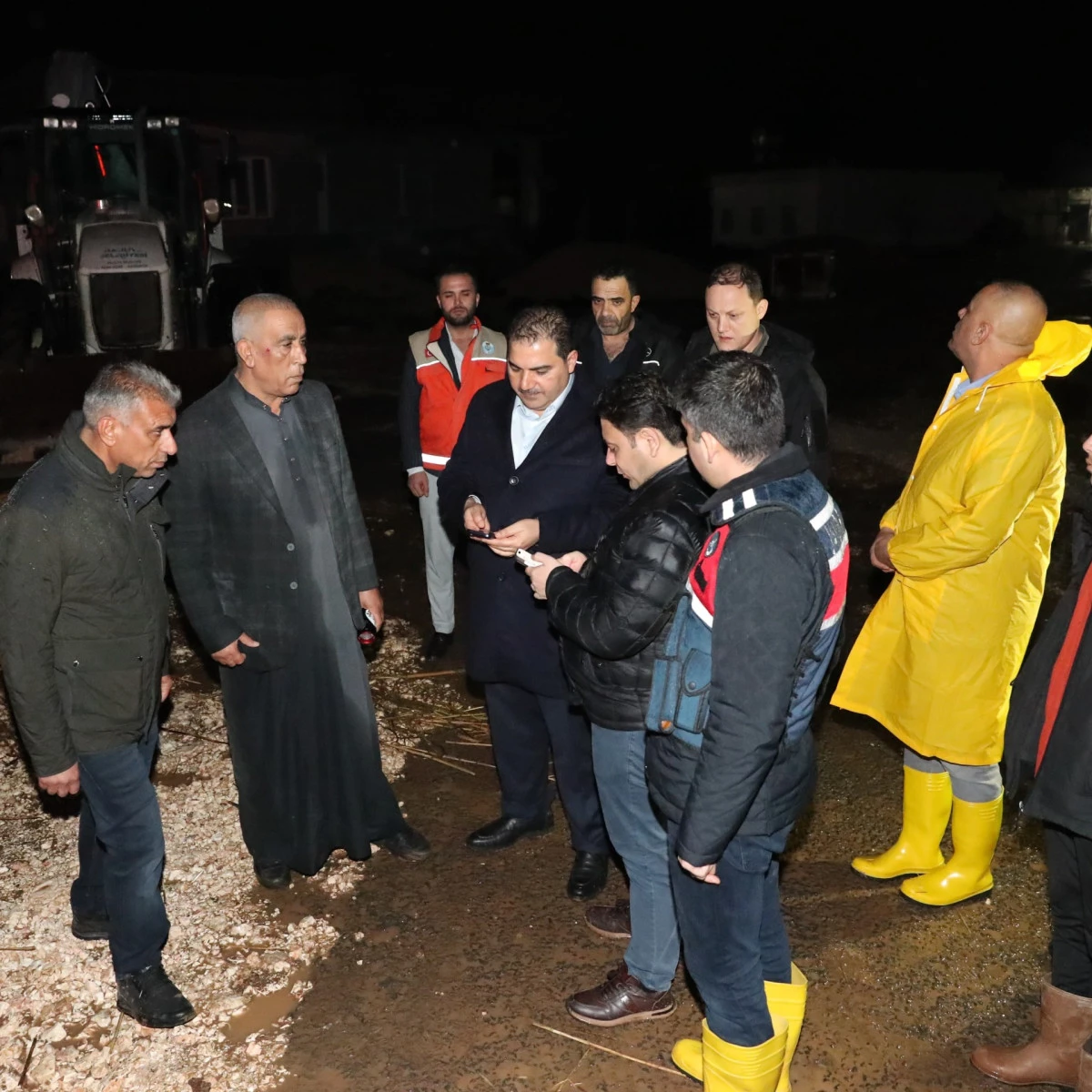 BAŞKAN CANPOLAT VE KAYMAKAM ŞAHİN&rsquo;DEN GECE SAĞANAK MESAİSİ