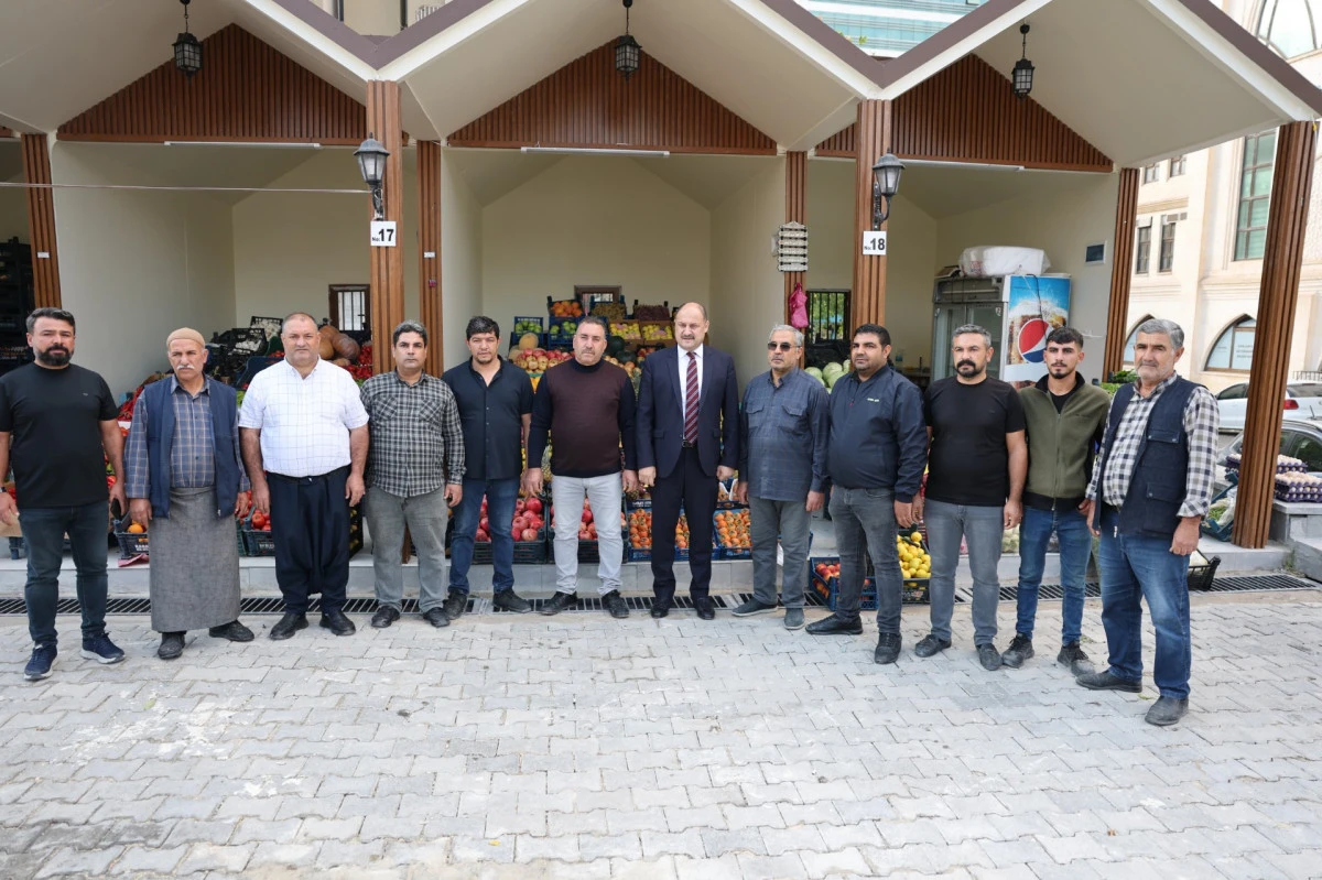 BAŞKAN GÜLPINAR, YENİLENEN PAZAR YERİNDE ESNAFLA BULUŞTU