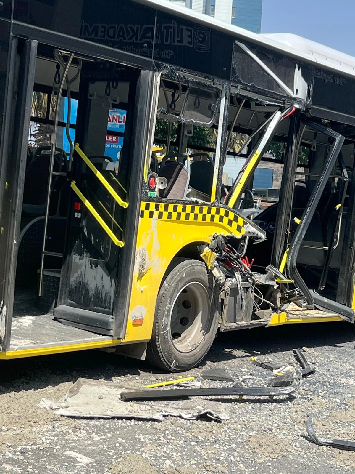 Beton Mikseri Belediye Otobüsüne Çarptı: 3 Yaralı