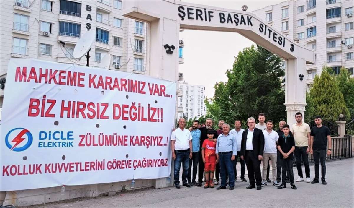 “Biz Hırsız Değiliz” yazılı pankart asmışlardı:KAÇAK HAT ÇEKERKEN YAKALANDILAR