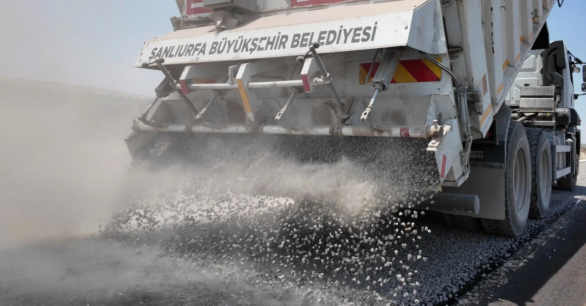 BOZOVA’DA 6 MAHALLEYİ BİRBİRİNE BAĞLAYAN YOL ASFALTLANDI