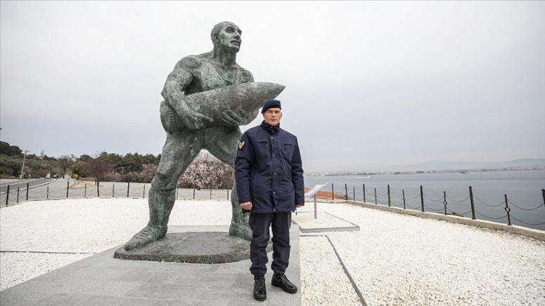 B&Uuml;Y&Uuml;K DEDESİ SEYİT ONBAŞI'NIN DESTAN YAZDIĞI TOPRAKLARDA G&Ouml;REVLENDİRİLMENİN GURURUNU YAŞIYOR