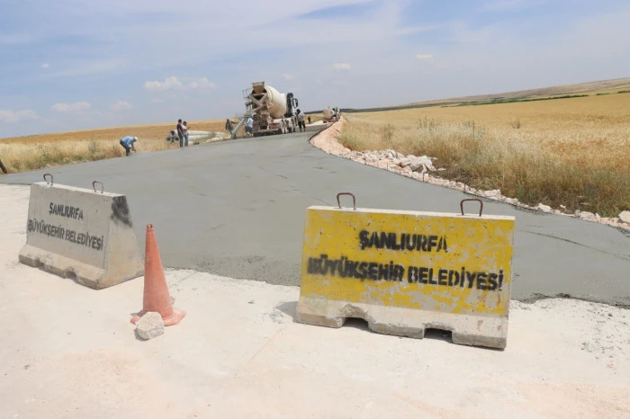 B&Uuml;Y&Uuml;KŞEHİR, 3 İL&Ccedil;EYİ BETON YOLLA BİRBİRİNE BAĞLIYOR