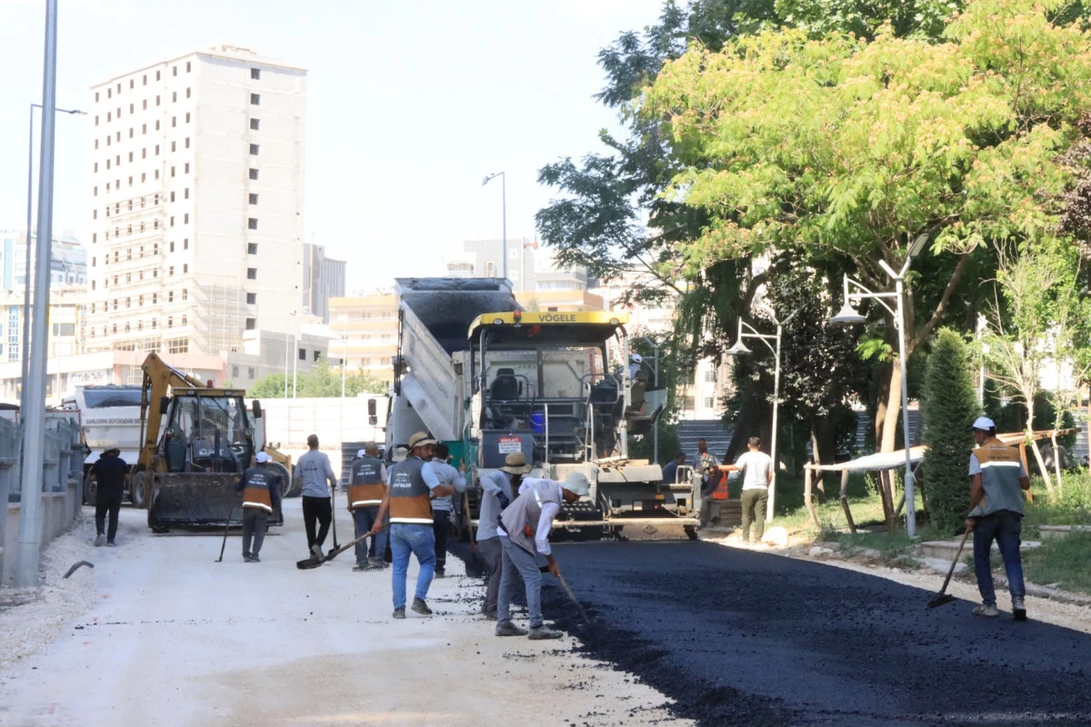 B&Uuml;Y&Uuml;KŞEHİR, AKPIYAR MAHALLESİ&rsquo;NDE YOLLARI SICAK ASFALTLA YENİLİYOR