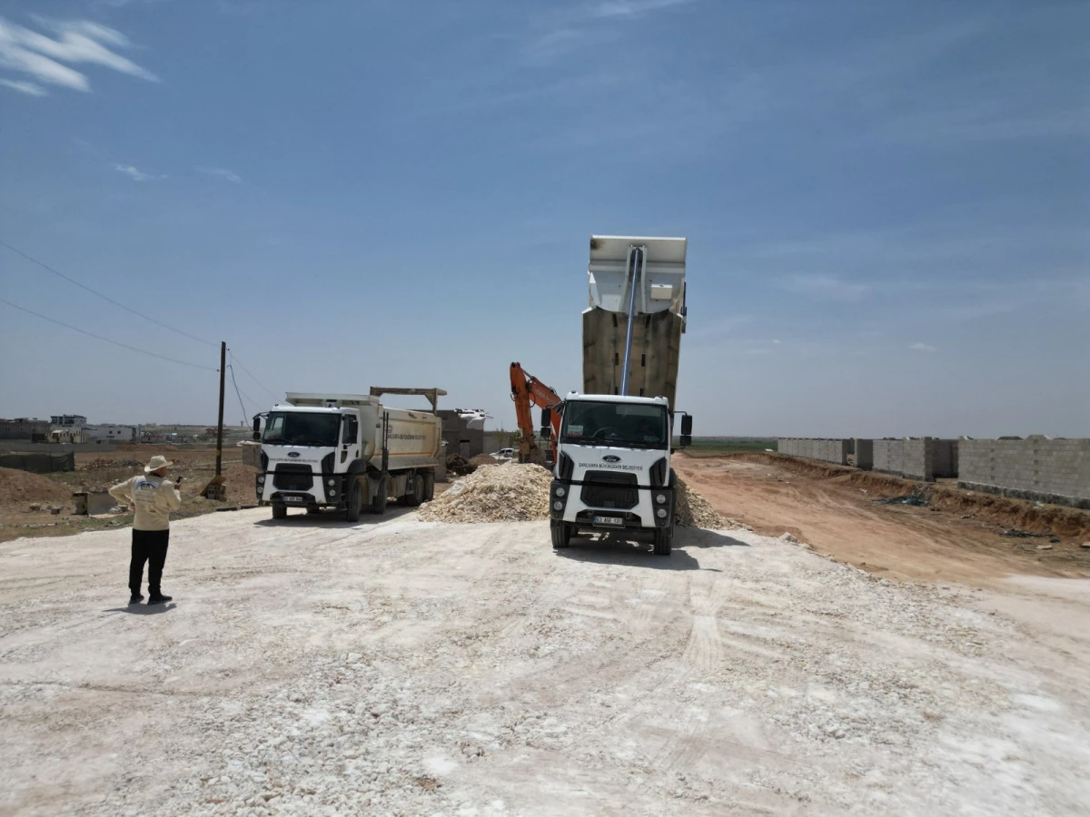 BÜYÜKŞEHİR BELEDİYESİ’NDEN AKÇAKALE’YE YENİ YOL HAMLESİ