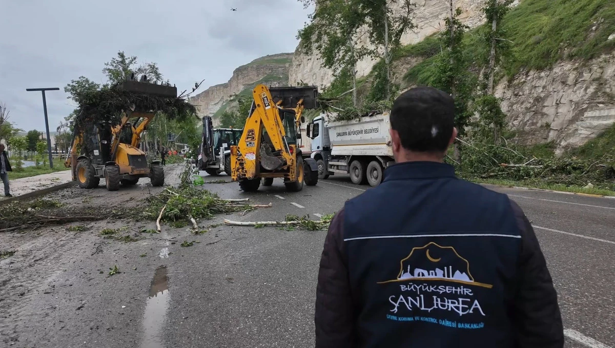 B&Uuml;Y&Uuml;KŞEHİR, BİRECİK&rsquo;TE AFETİN 3. G&Uuml;N&Uuml;NDE DE SAHADA