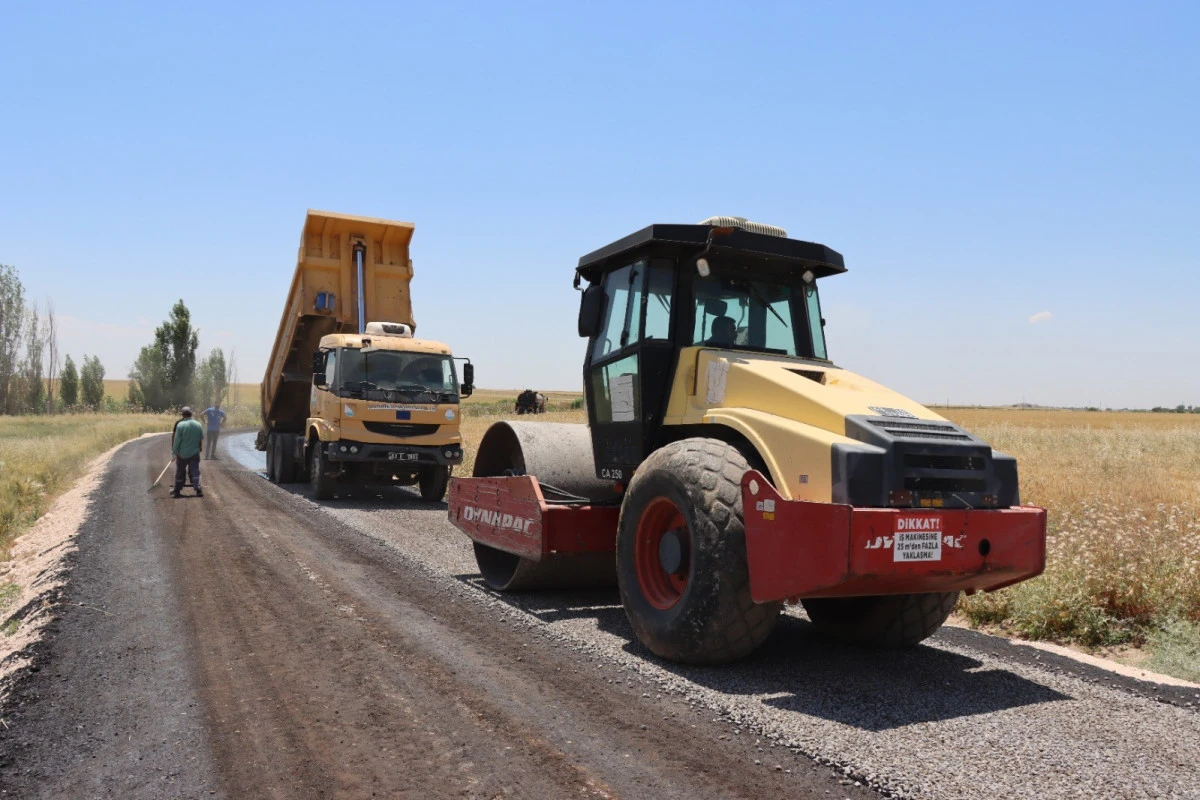 B&Uuml;Y&Uuml;KŞEHİR, EYY&Uuml;BİYE KIRSALINDA YOL STANDARTLARINI Y&Uuml;KSELTİYOR
