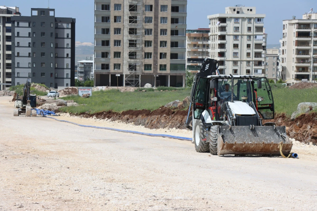 B&Uuml;Y&Uuml;KŞEHİR, G&Uuml;ZELYURT&rsquo;TA ALTYAPI VE YOL &Ccedil;ALIŞMALARINA HIZ VERDİ