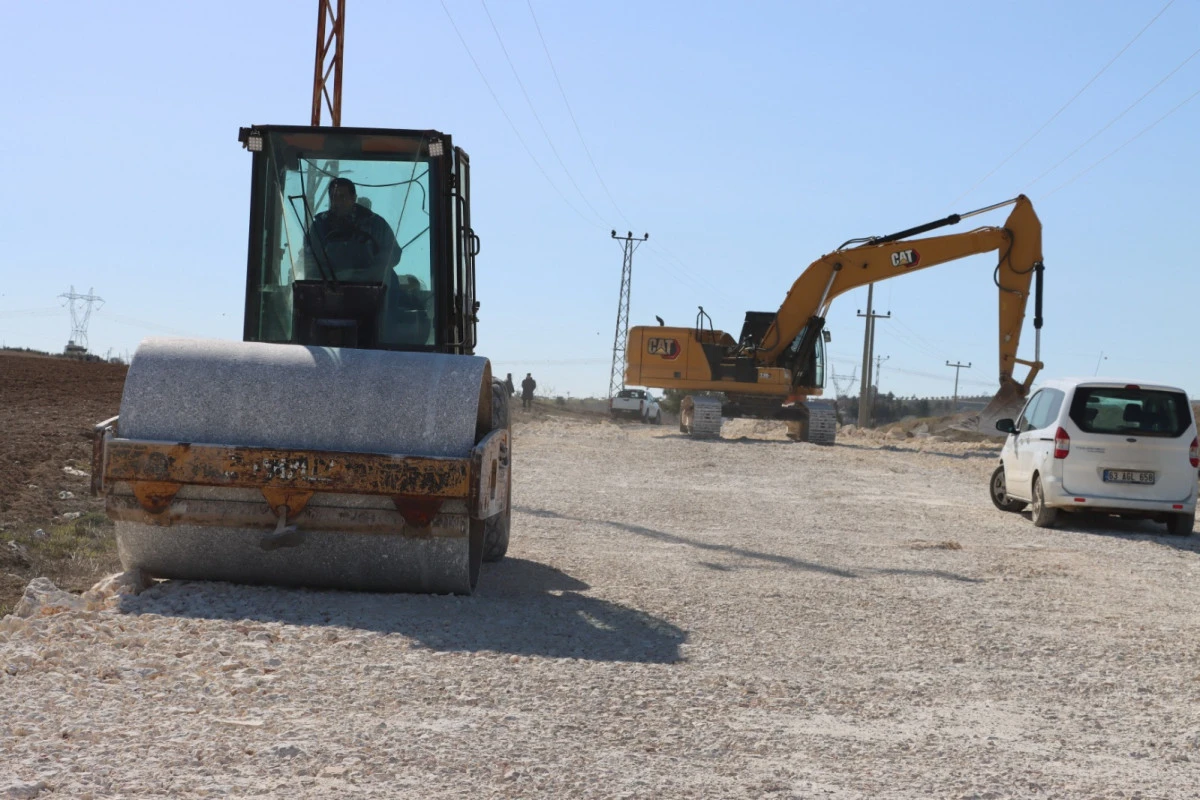 B&Uuml;Y&Uuml;KŞEHİR, KARAK&Ouml;PR&Uuml;&rsquo;DE 14 KM&rsquo;LİK GRUP YOLUNU SICAK ASFALTLA BULUŞTURUYOR