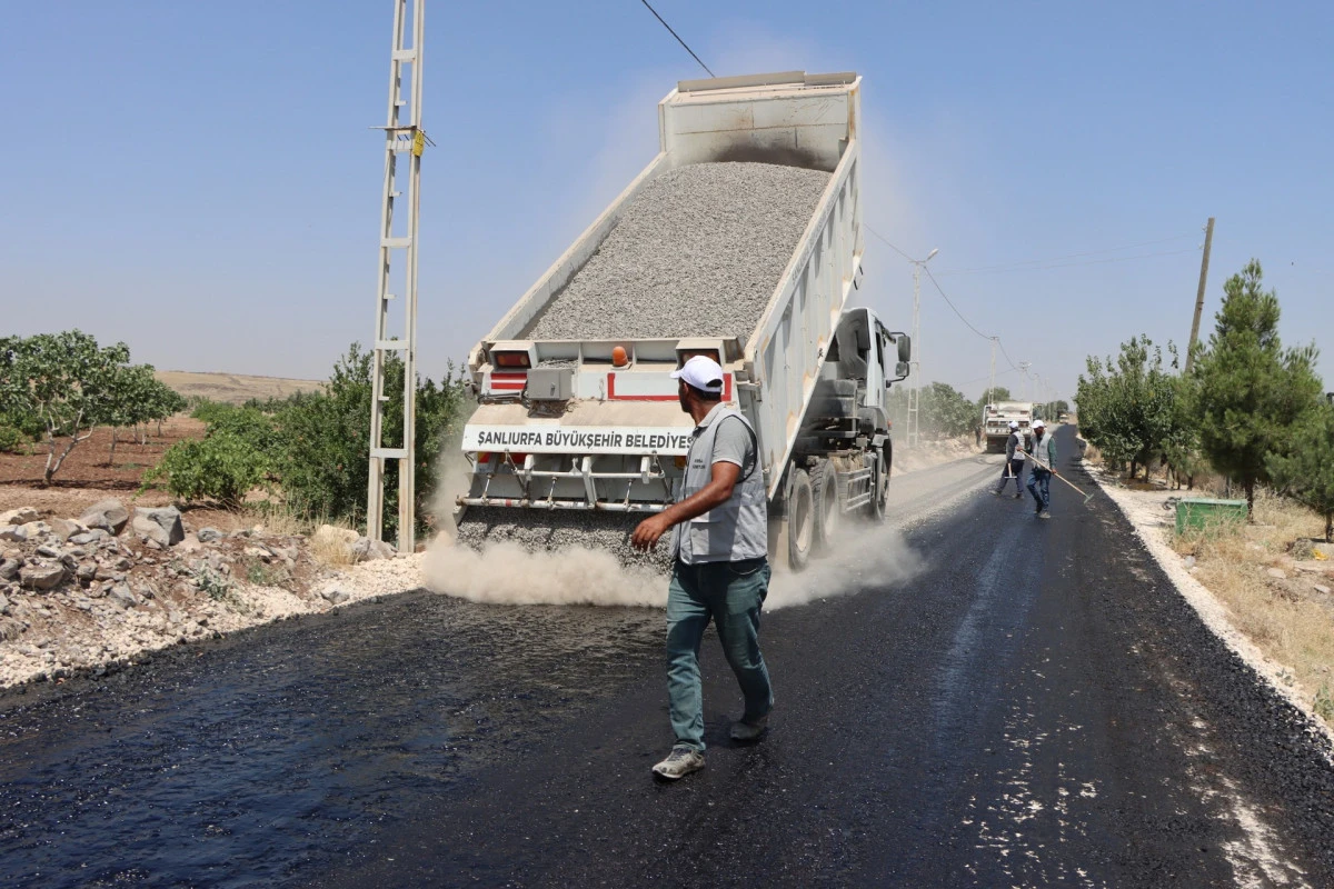 BÜYÜKŞEHİR, KARAKÖPRÜ’NÜN KIRSAL YOLLARINI YENİLİYOR