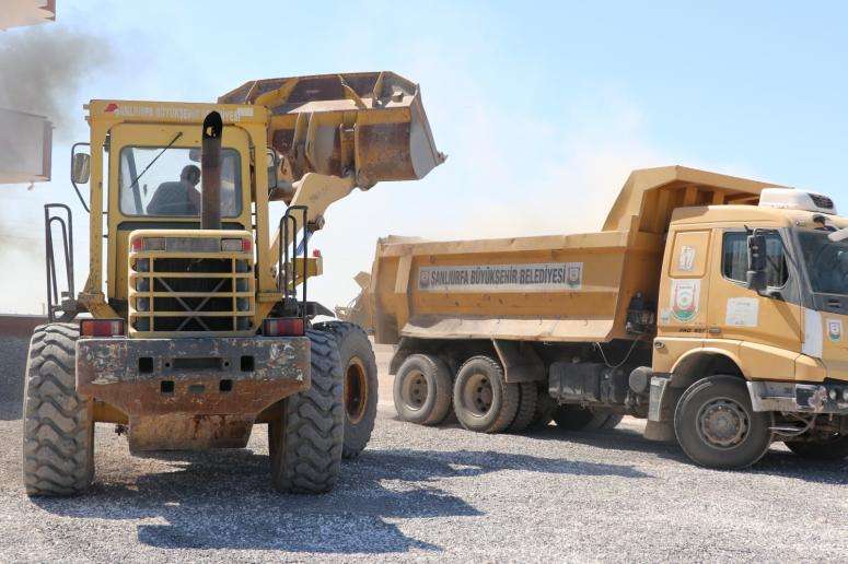 BÜYÜKŞEHİR’DEN AKÇAKALE KIRSALINDA SATHİ ASFALT ATAĞI