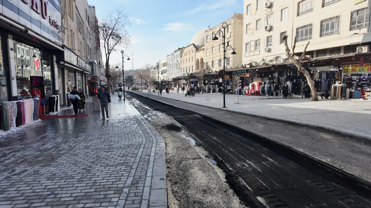 DİVANYOLU YAYALAŞTIRMA PROJESİNDE ASFALT &Ouml;NCESİ ZEMİN &Ccedil;ALIŞMASI YAPILIYOR