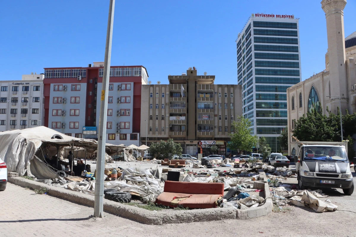 ESKİ PAZAR ALANI YIKILIYOR, YERİNE MODERN PAZAR YERİ GELİYOR