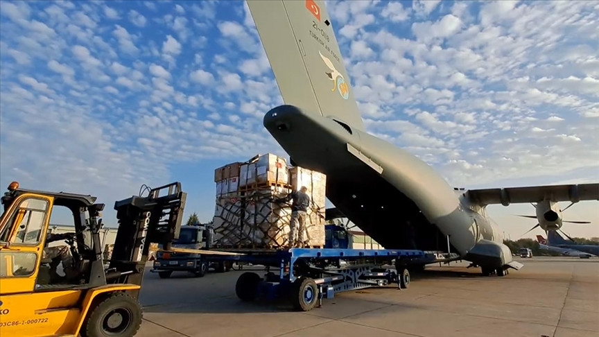 Gazzeli siviller için Türkiye'nin insani yardımlarını taşıyan uçak Mısır'a hareket etti