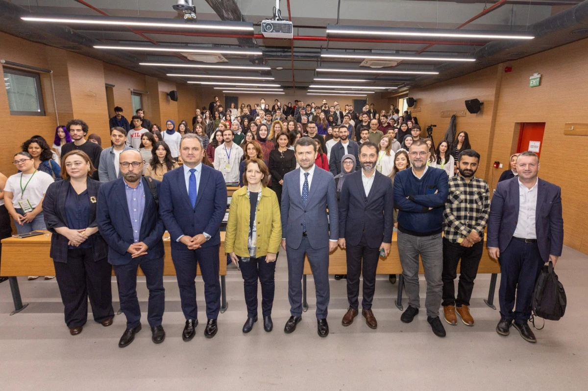 Genel M&uuml;d&uuml;r Abdulkadir &Ccedil;ay, İstanbul &Uuml;niversitesi &ouml;ğrencileriyle buluştu