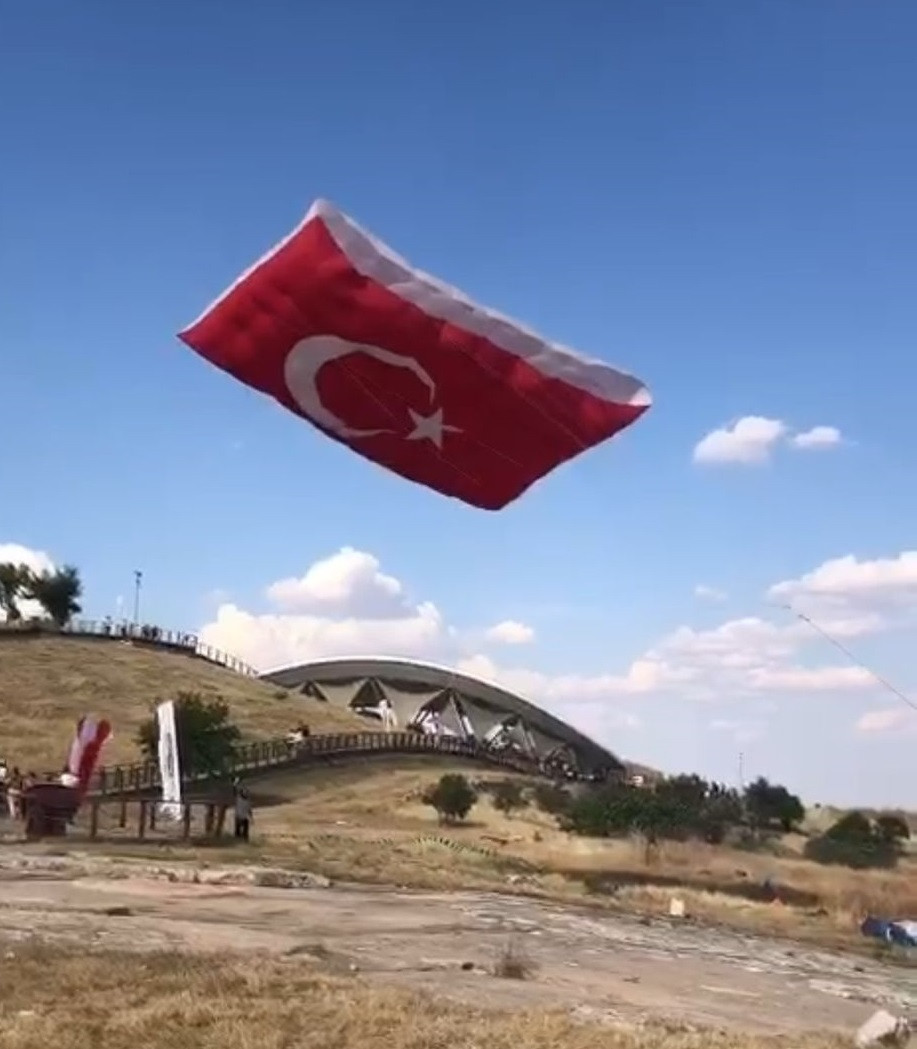 Göbeklitepe’de dev Türk Bayrağı uçurtma uçuruldu