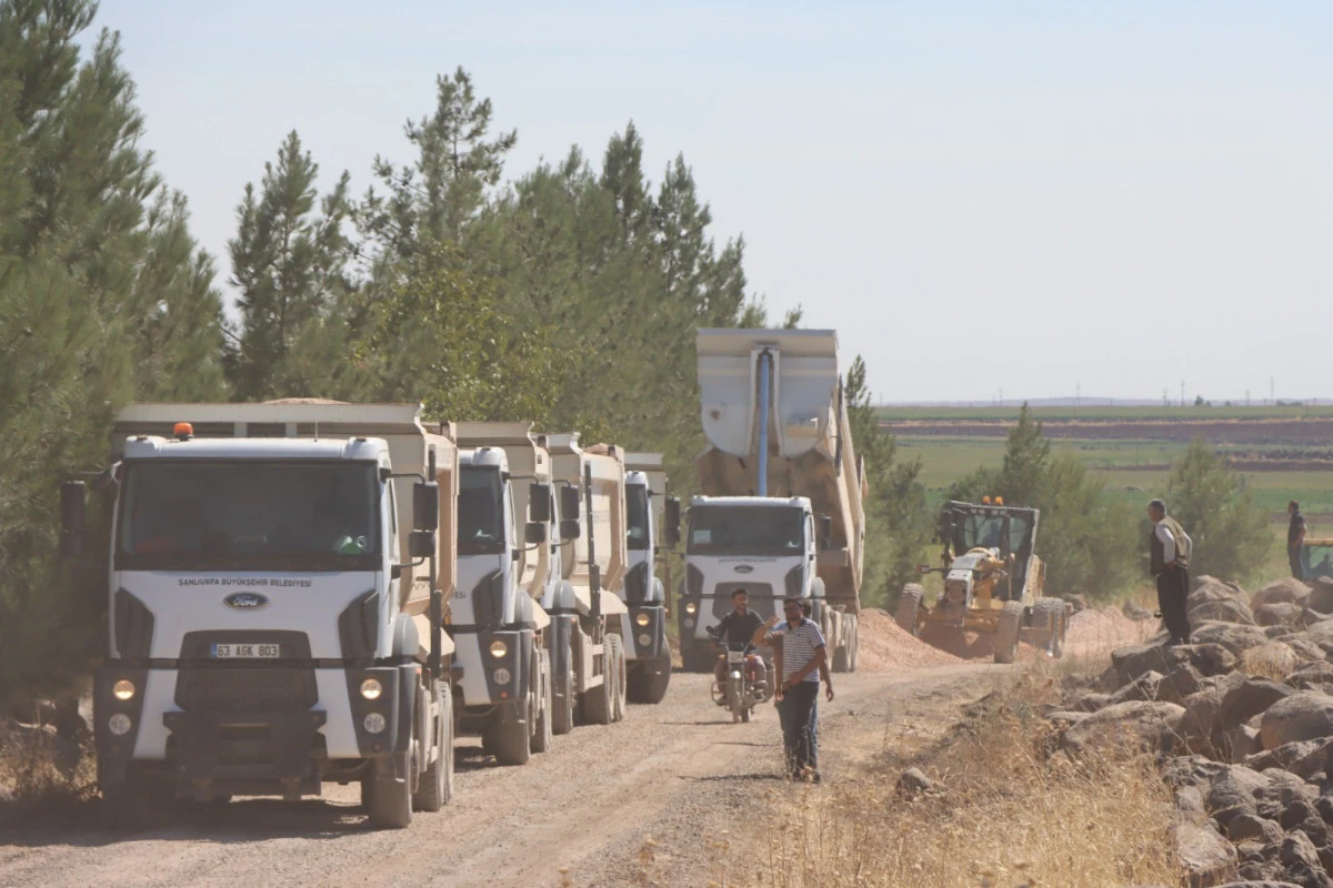 G&Uuml;LPINAR&rsquo;IN TALİMATLARIYLA KIRSAL MAHALLE YOLLARINDA ULAŞIM KONFORU ARTIRILIYOR