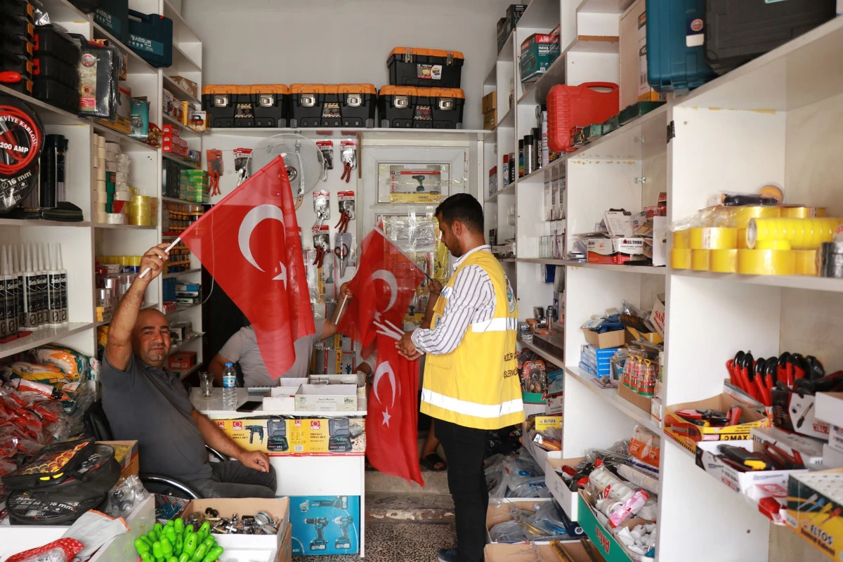 HALİLİYE BELEDİYESİ İLÇEYİ BAYRAKLARLA DONATIYOR