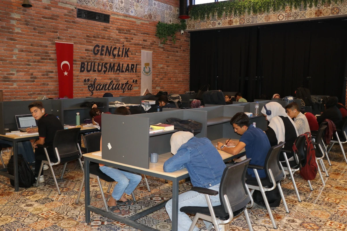 HALİLİYE BELEDİYESİ KÜTÜPHANELERİ, GENÇLERİN EĞİTİM YOLCULUĞUNA REHBERLİK EDİYOR