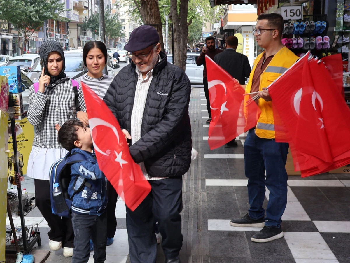 HALİLİYE BELEDİYESİ&rsquo;NDEN 29 EKİM&rsquo;E &Ouml;ZEL BAYRAK DAĞITIMI