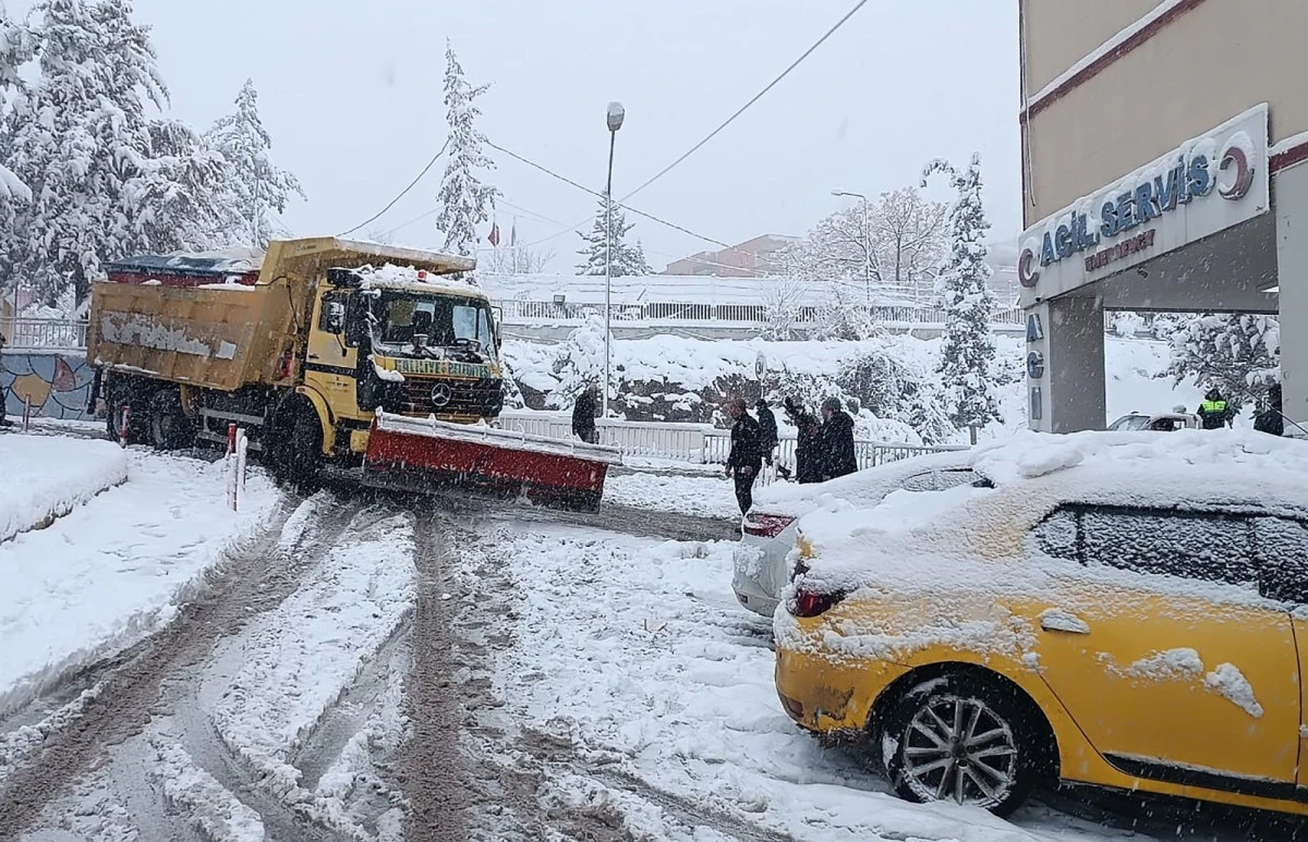 HALİLİYE&rsquo;DE KAR N&Ouml;BETİ: EKİPLER SAHADAN AYRILMIYOR