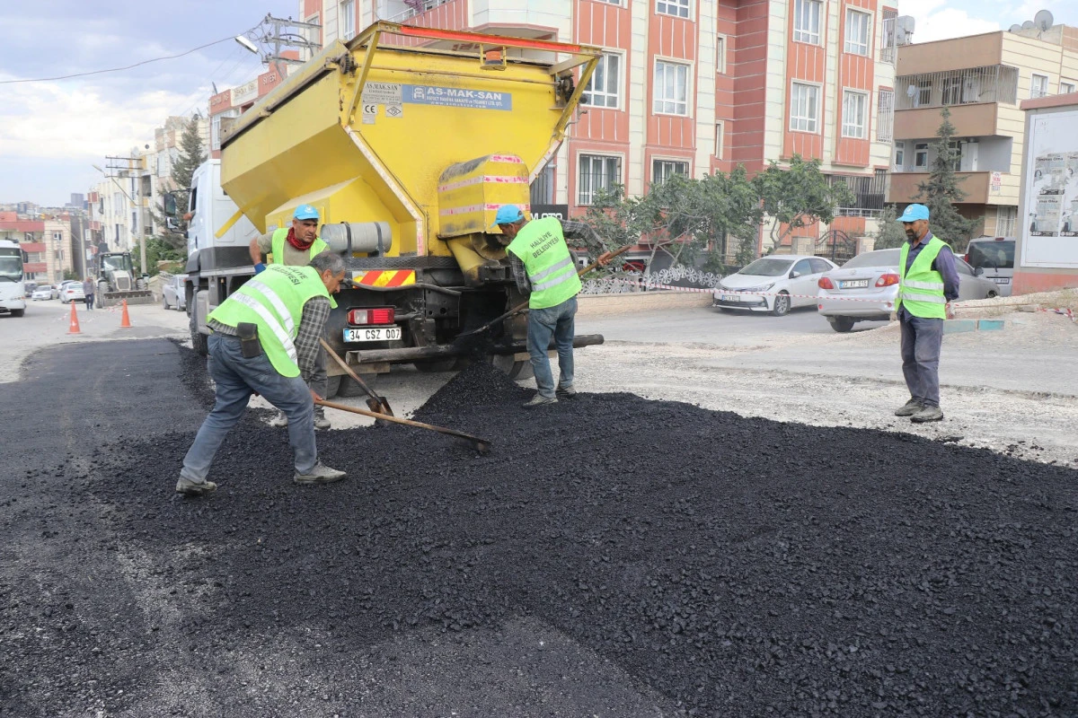 HALİLİYE’DE YOLLAR SICAK ASFALTLA YENİLENİYOR