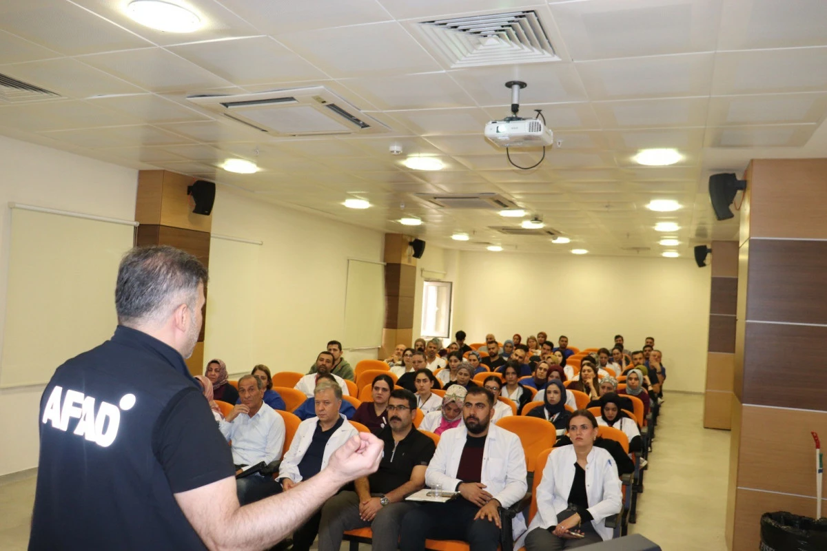 HARRAN &Uuml;NİVERSİTESİ HASTANESİ PERSONELİNE TEMEL AFET FARKINDALIK EĞİTİMİ