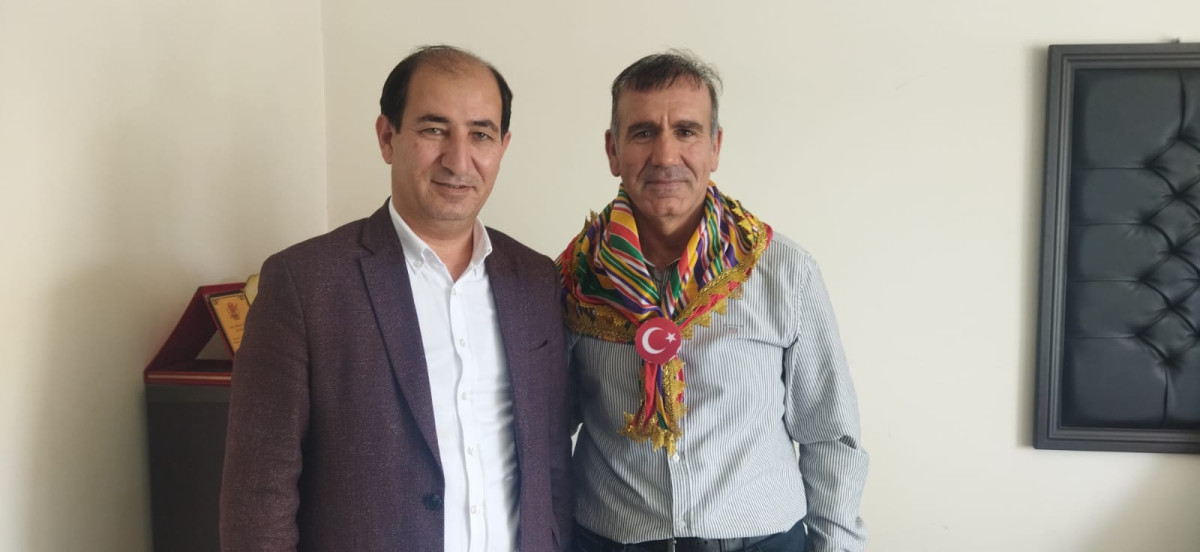 Hasan Çay’dan, Canbek’e Türkmen kefiyesi