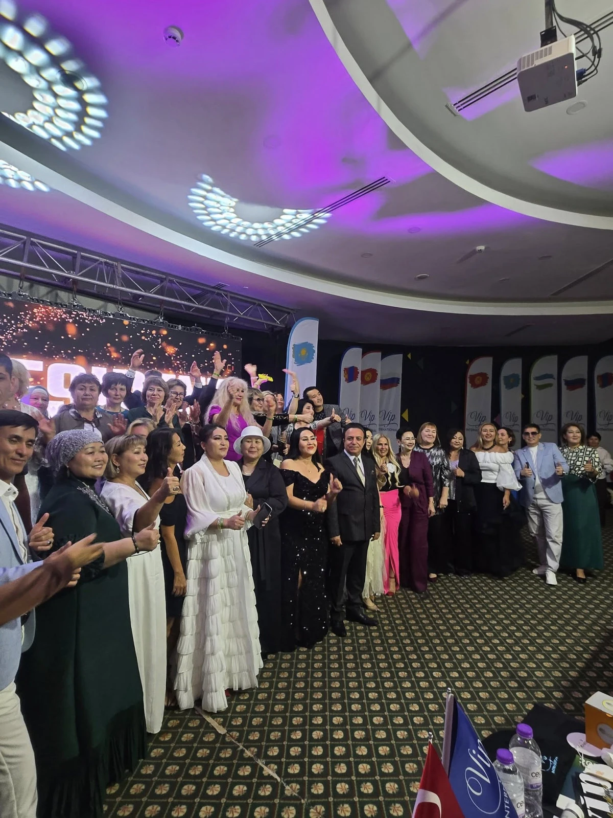 Haşim Şeyhanlıoğlu, Antalya’daki Uluslararası Ödül Gecesinde Rusya Temsilcisine Ödül Takdim Etti