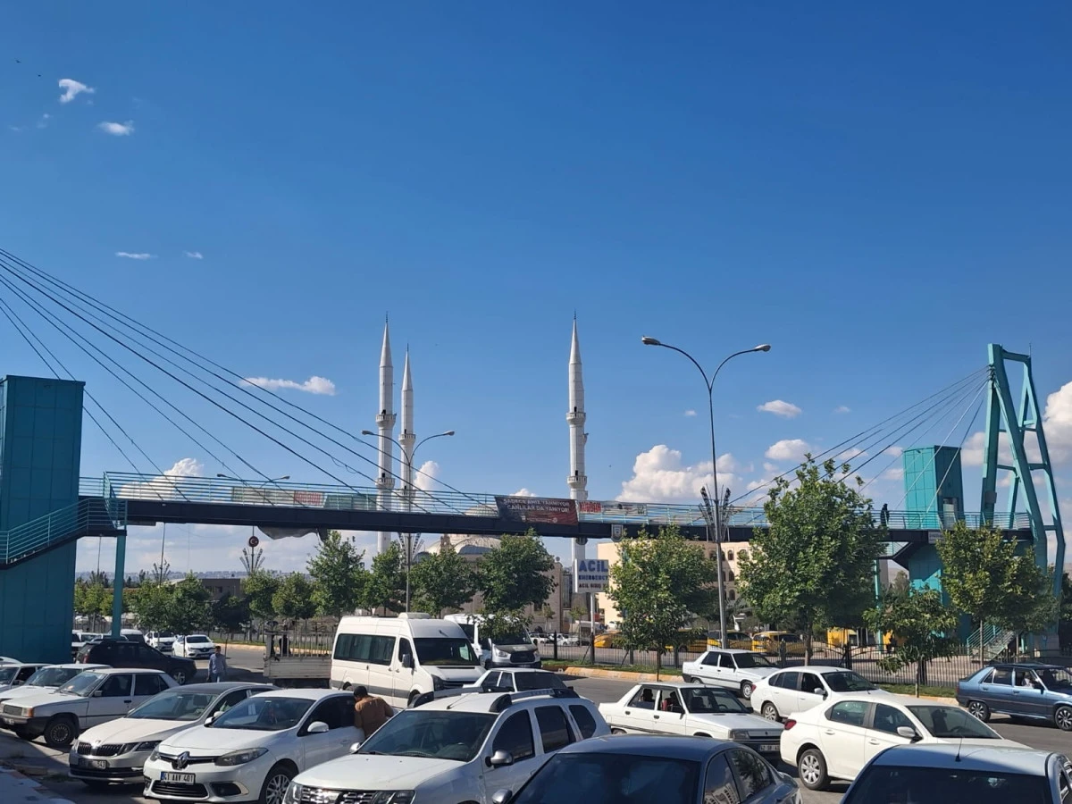Hastane Önündeki Üst Geçit Tehlike Saçıyor: Vatandaşlar Alt Geçit İstiyor 