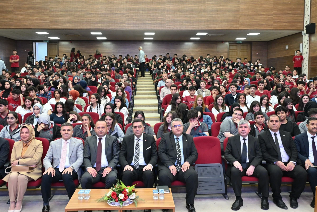 "İlham Veren Buluşmalar": Başarı Hik&acirc;yeleri Gen&ccedil;lerle Buluştu