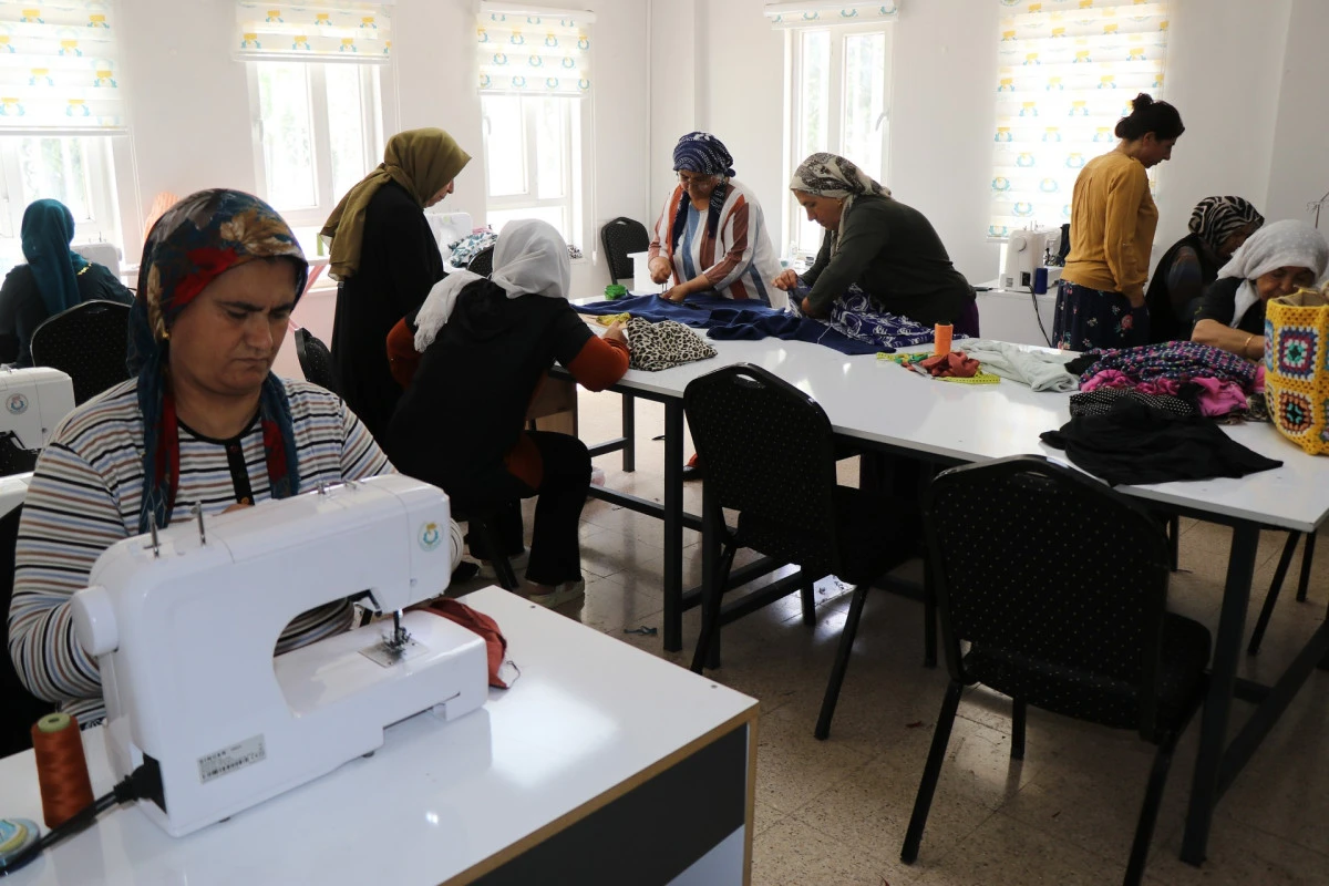 KADINLAR, DİKİŞ-NAKIŞ KURSLARIYLA HEM ÖĞRENİYOR HEM ÜRETİYOR