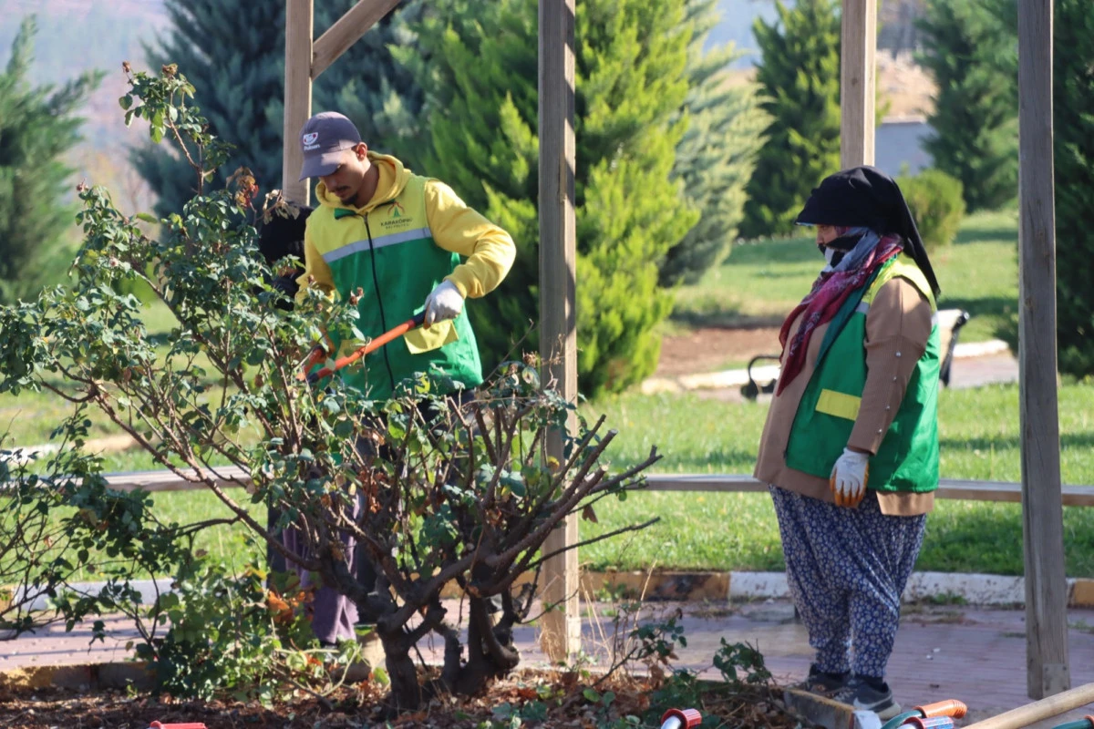 KARAKÖPRÜ’DE PARKLARDA KAPSAMLI BAKIM ÇALIŞMASI YAPILIYOR