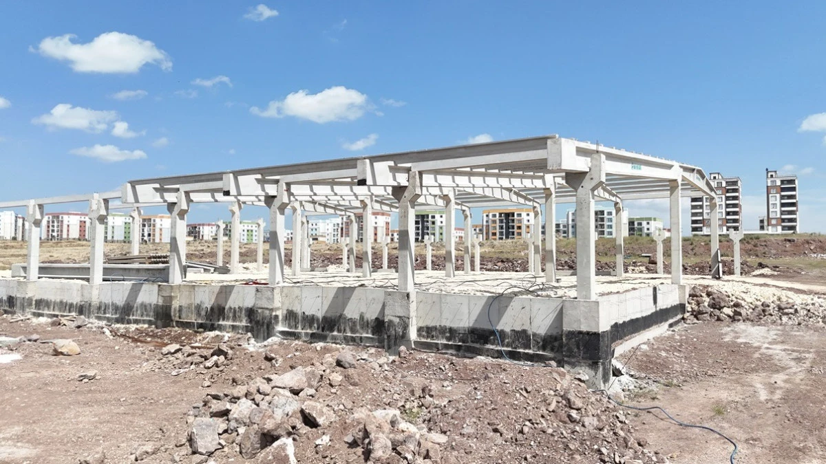 KARAKÖPRÜ’DE PAZAR YERLERİ MODERN BİR YAPIYA KAVUŞUYOR
