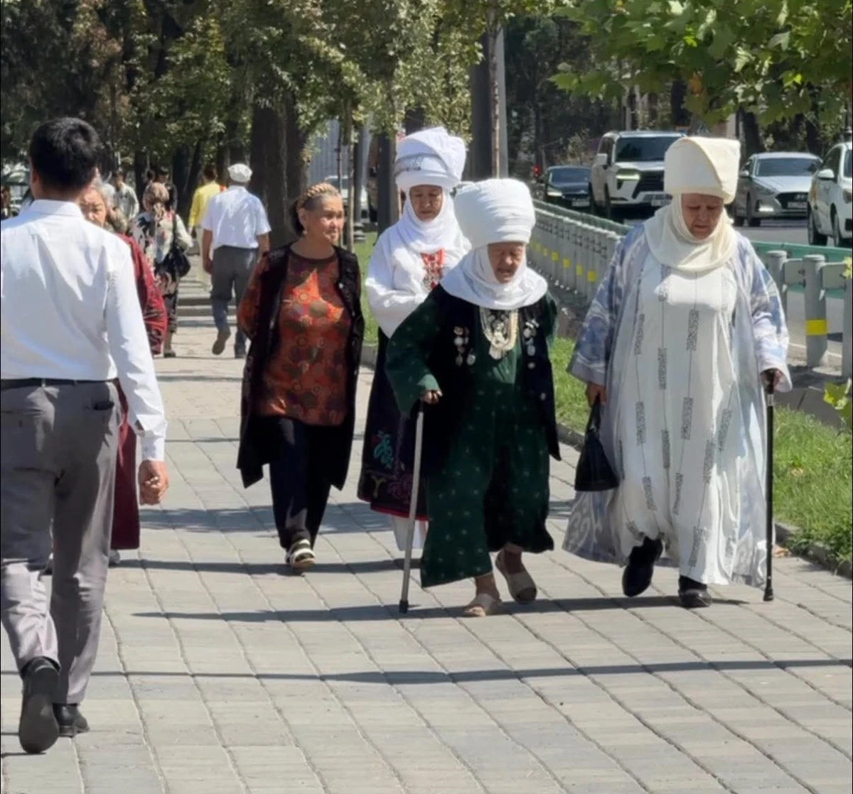 KIRGIZİSTAN&rsquo;DA KADIN GİYİM