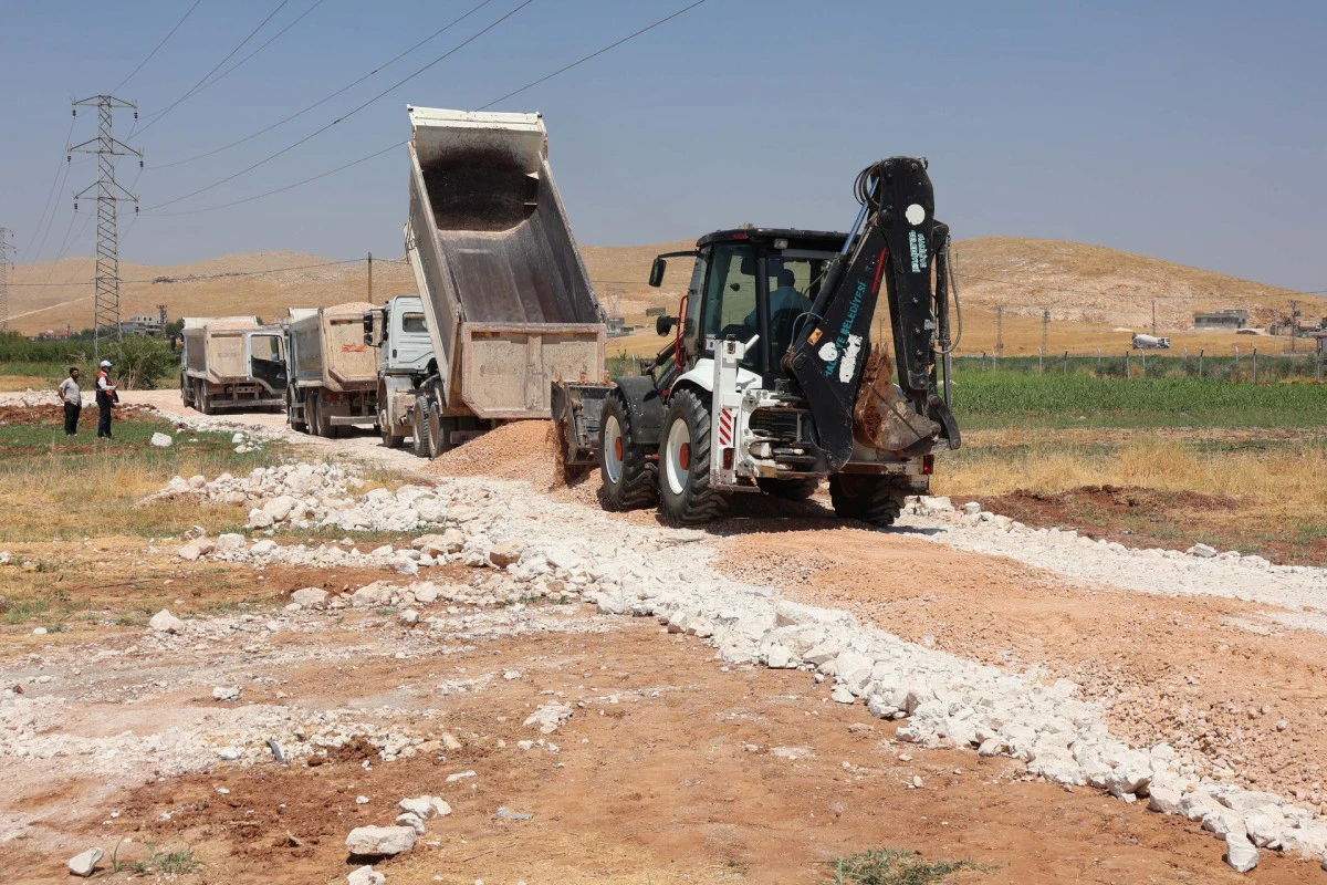 KIRSAL YOLLAR İ&Ccedil;İN &Ccedil;ALIŞMALAR HIZ KESMEDEN S&Uuml;R&Uuml;YOR