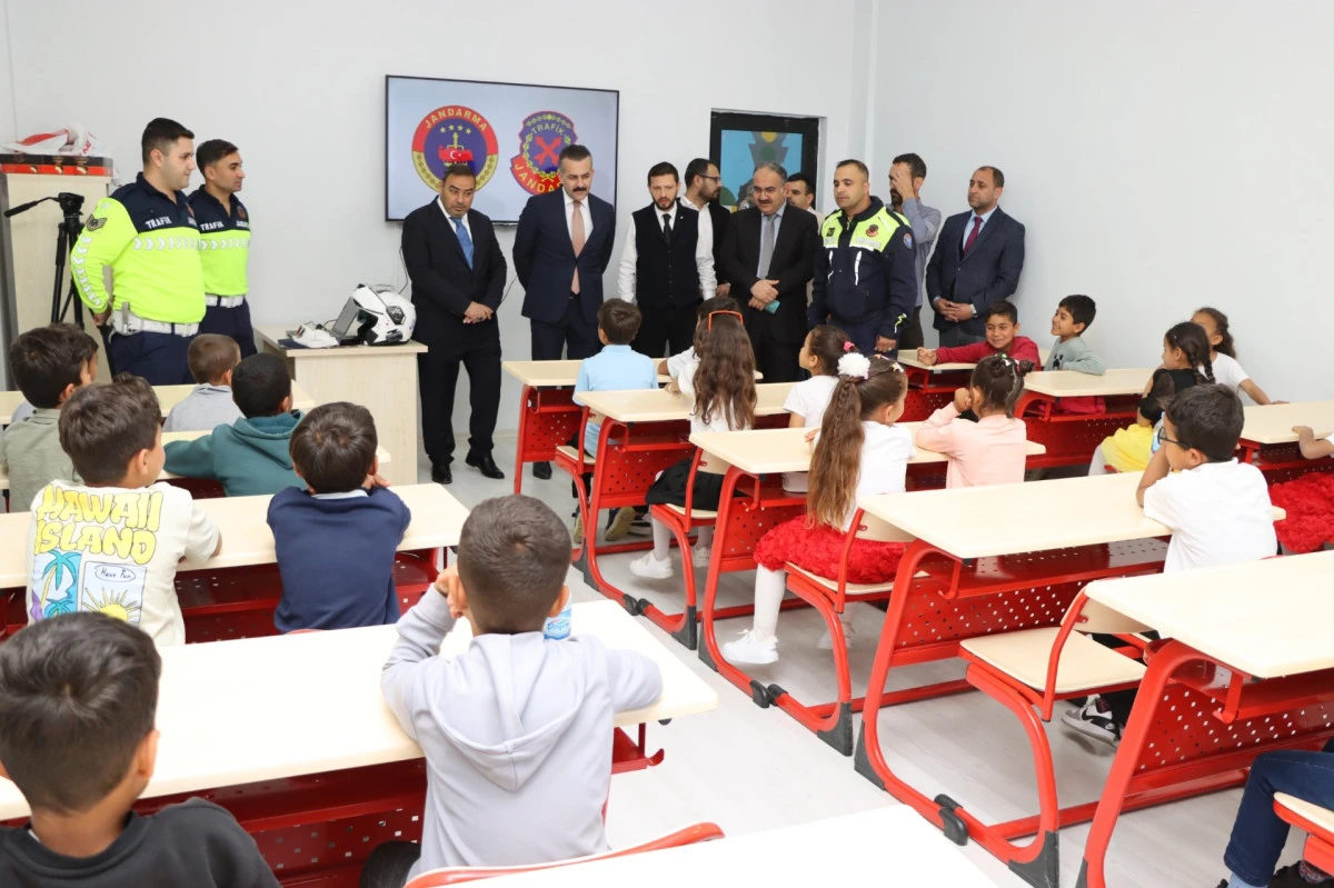 &Ouml;ĞRENCİLERE TRAFİK BİLİNCİ EĞİTİMİ VERİLDİ