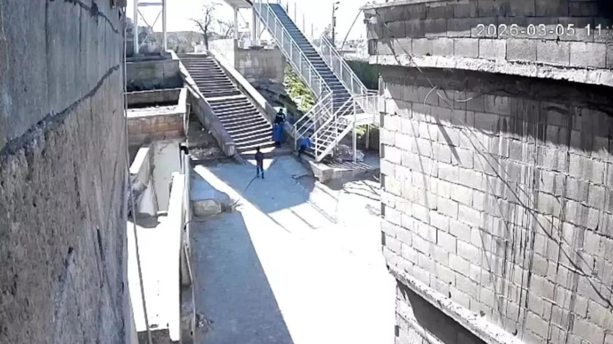 Okul &ouml;n&uuml;nde şok olay! &Ccedil;ocukları har&ccedil;lıkla kandırdı