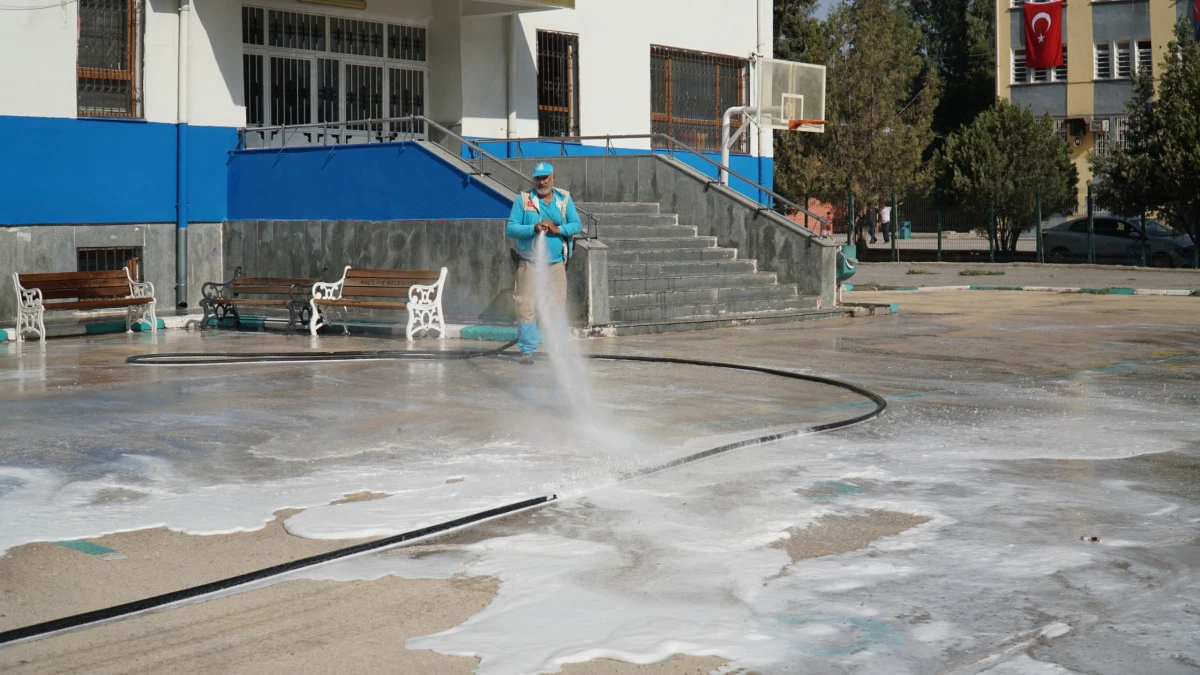 OKULLARDA EĞİTİM ÖNCESİ TEMİZLİK SEFERBERLİĞİ