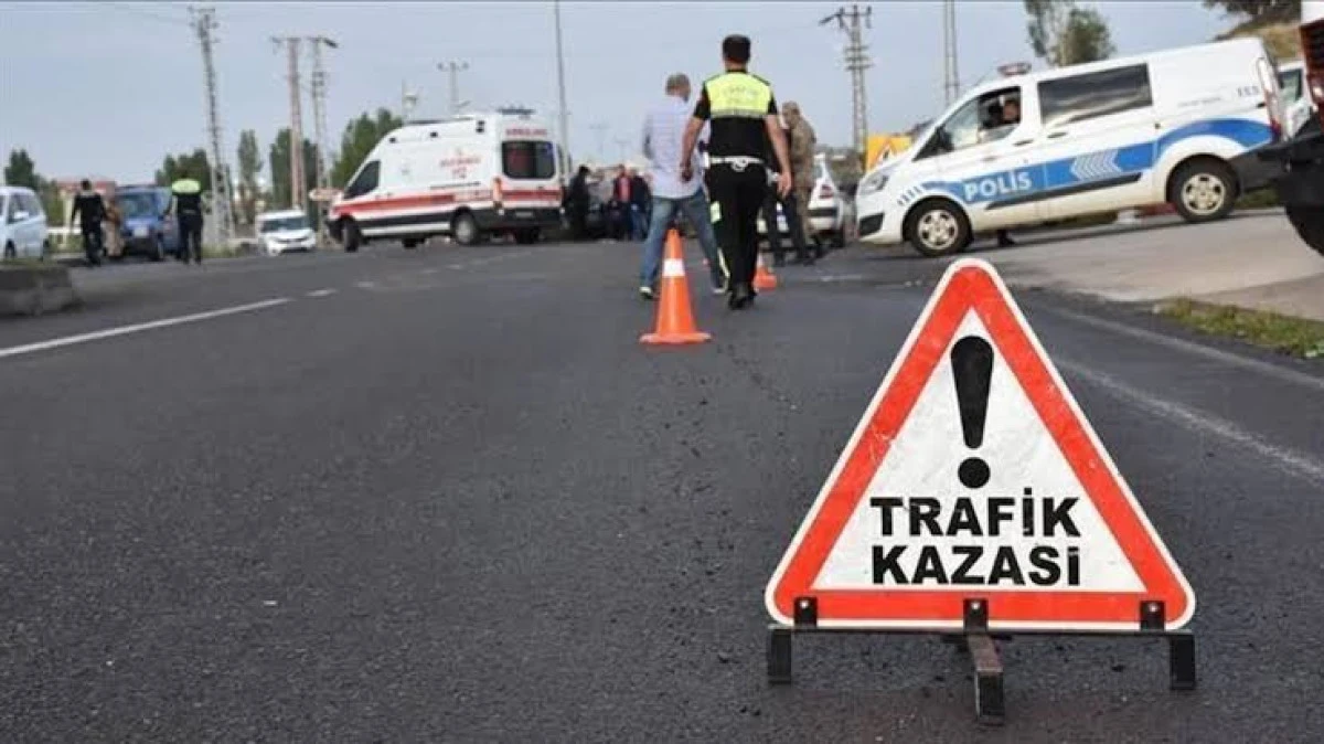 Otob&uuml;sle &ccedil;arpışan hafif ticari aracın s&uuml;r&uuml;c&uuml;s&uuml; &ouml;ld&uuml;