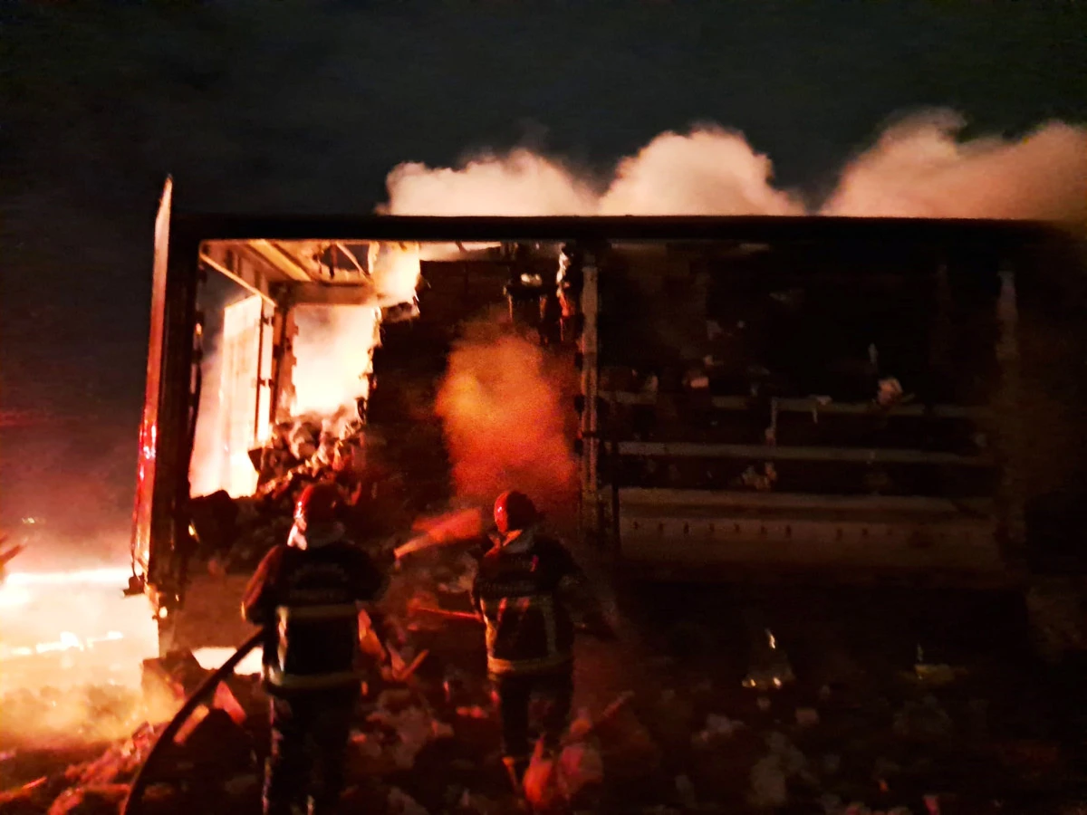 Pe&ccedil;ete y&uuml;kl&uuml; tırda &ccedil;ıkan yangın s&ouml;nd&uuml;r&uuml;ld&uuml;