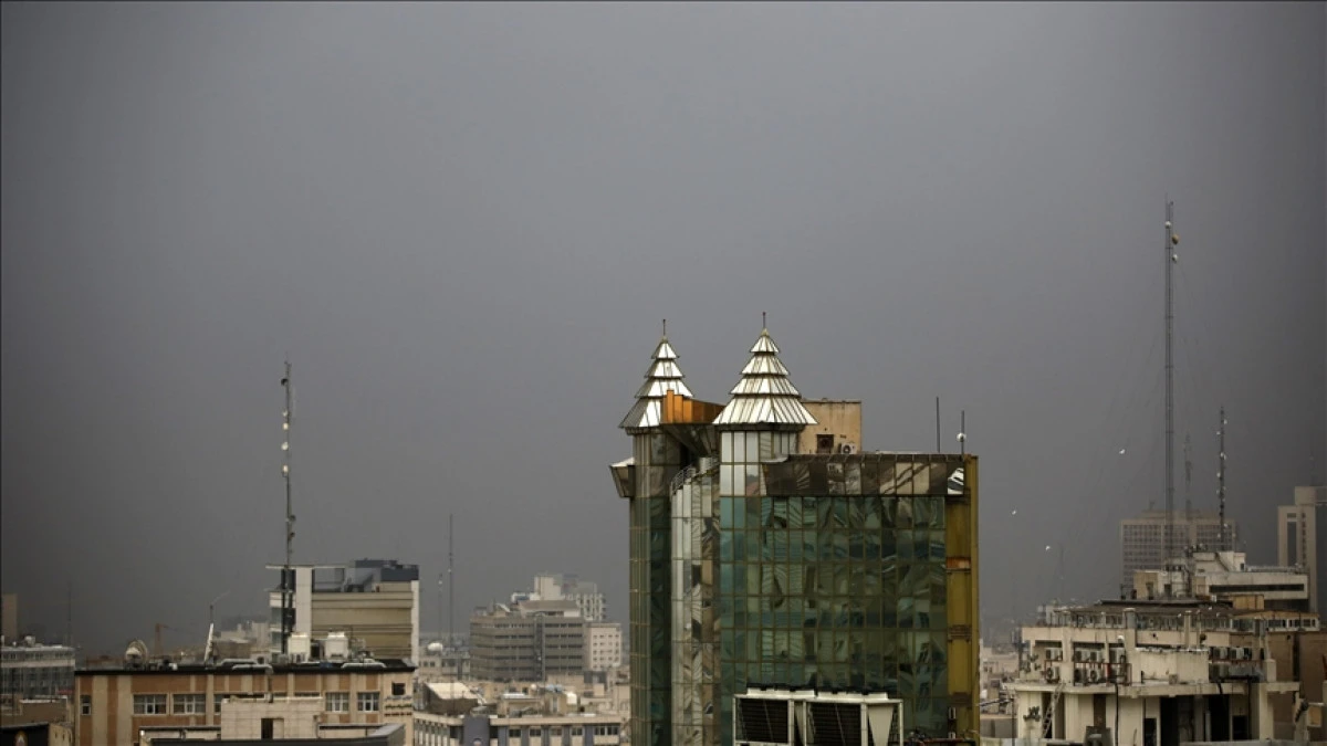 Petrol depolarına saldırı sonrası Tahran&rsquo;da g&ouml;ky&uuml;z&uuml;n&uuml; siyah duman kapladı