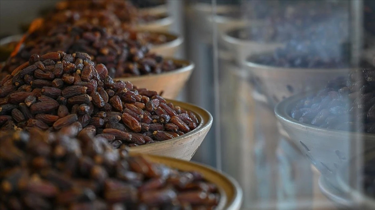 Ramazan ayının g&ouml;zdesi hurma tezgahlardaki yerini aldı