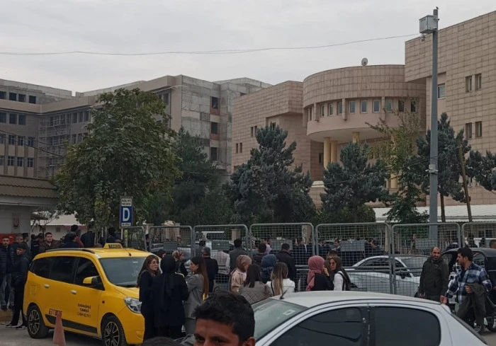 Şanlıurfa Adliyesi’nde Nedeni Belirsiz Patlama: Bina Tahliye Ediliyor