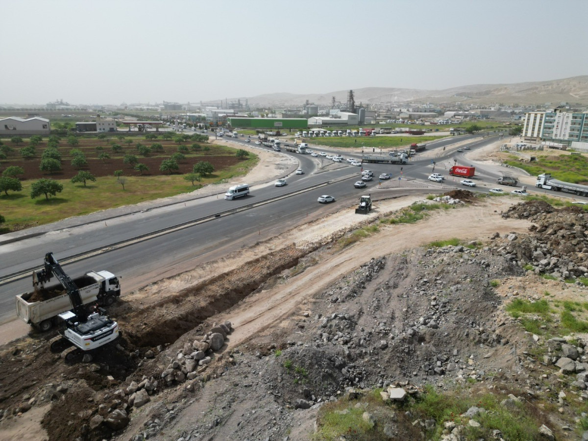Şanlıurfa Büyükşehir Belediyesi tarafından kent trafiğinde önemli bir geçiş güzergâhı olan Şanlıurfa - Akçakale yolu üzerinde bulunan Yenice Kavşağında yol genişletme çalışması başlatıldı.