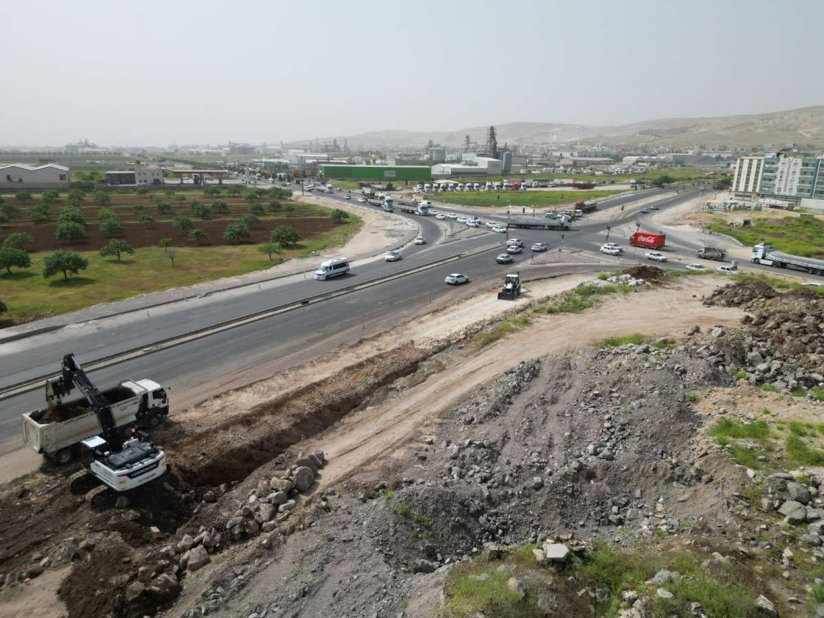 YENİCE KAVŞAĞINDA DÜZENLEME, YOL GENİŞLETME ÇALIŞMASI BAŞLADI