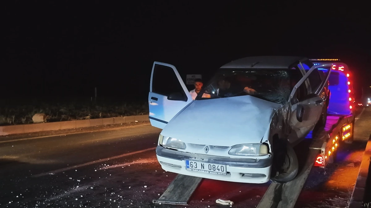 Şanlıurfa'da iki otomobilin &ccedil;arpışması sonucu s&uuml;r&uuml;c&uuml;ler yaralandı
