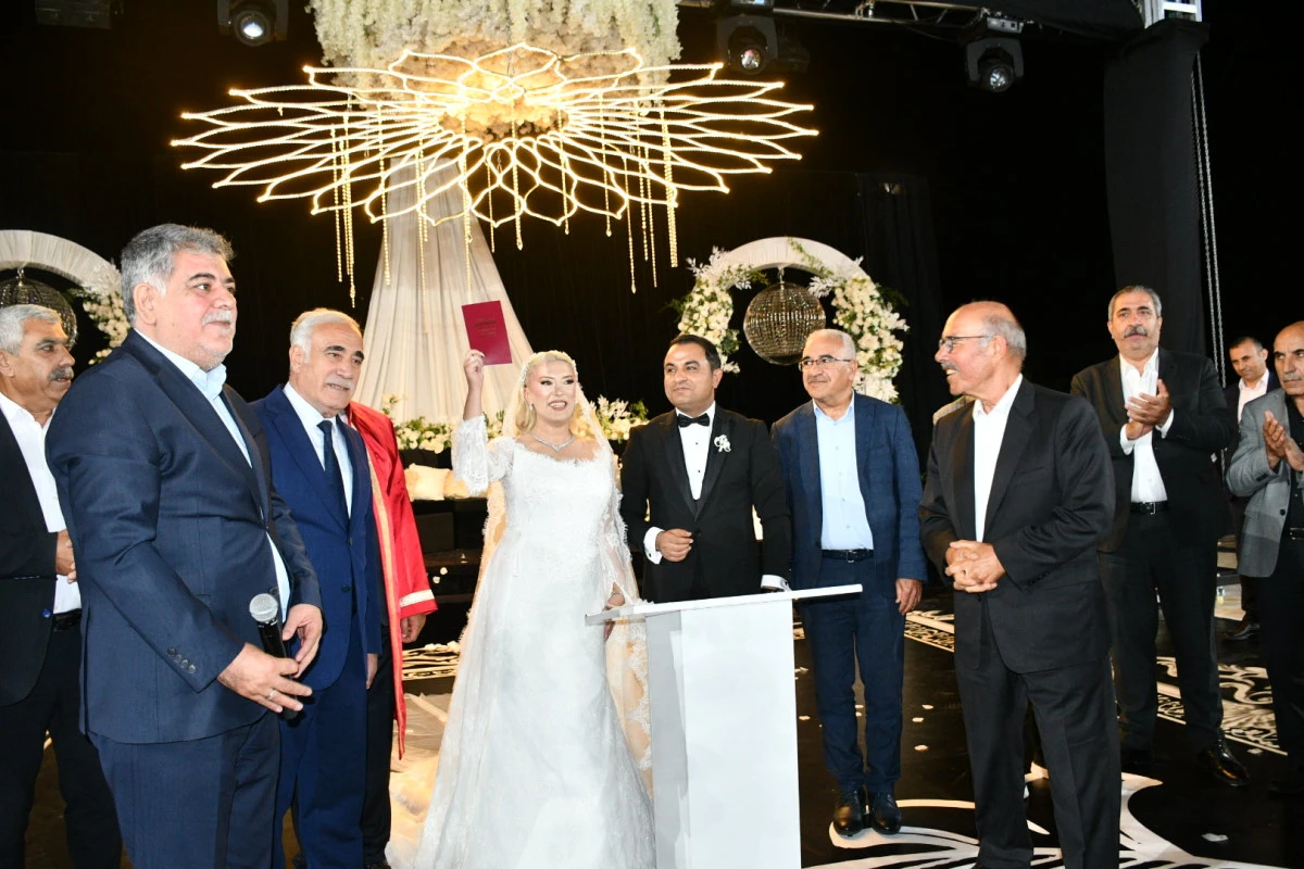 Şanlıurfa&rsquo;da Muhteşem D&uuml;ğ&uuml;n: CHP&rsquo;li Eski Başkan İbrahim Halil Alag&ouml;z G&ouml;rkemli Bir T&ouml;renle D&uuml;nyaevine Girdi